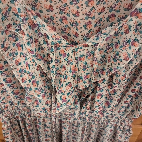 Light Short Sleeve Floral Top 2x - Picture 3 of 4
